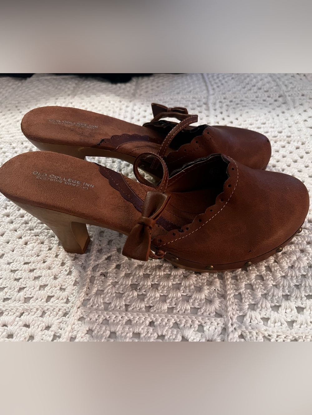 Women’s Brown Scalloped Bow Clog Heels Sz 8.5